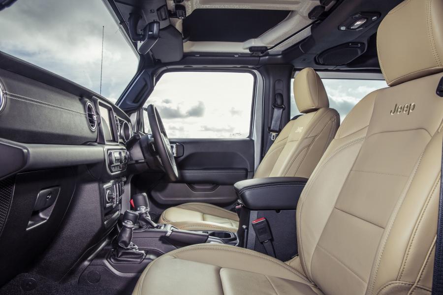 Интерьер Jeep Wrangler Sahara (JL) 2019 года  (UK) (фото 13 из 18)